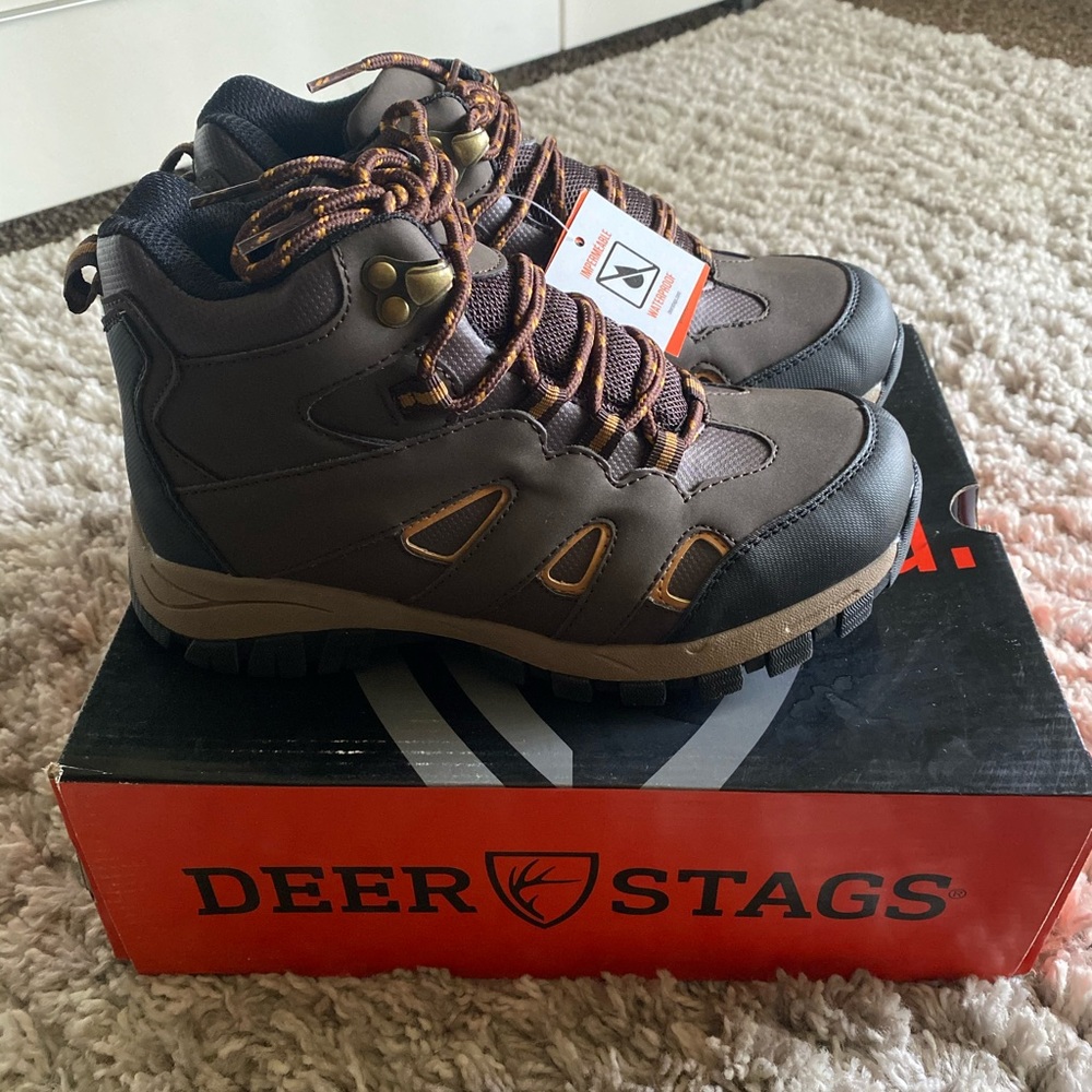Brand New Kids Deer Stags Drew Hiker Boots Size 5Y